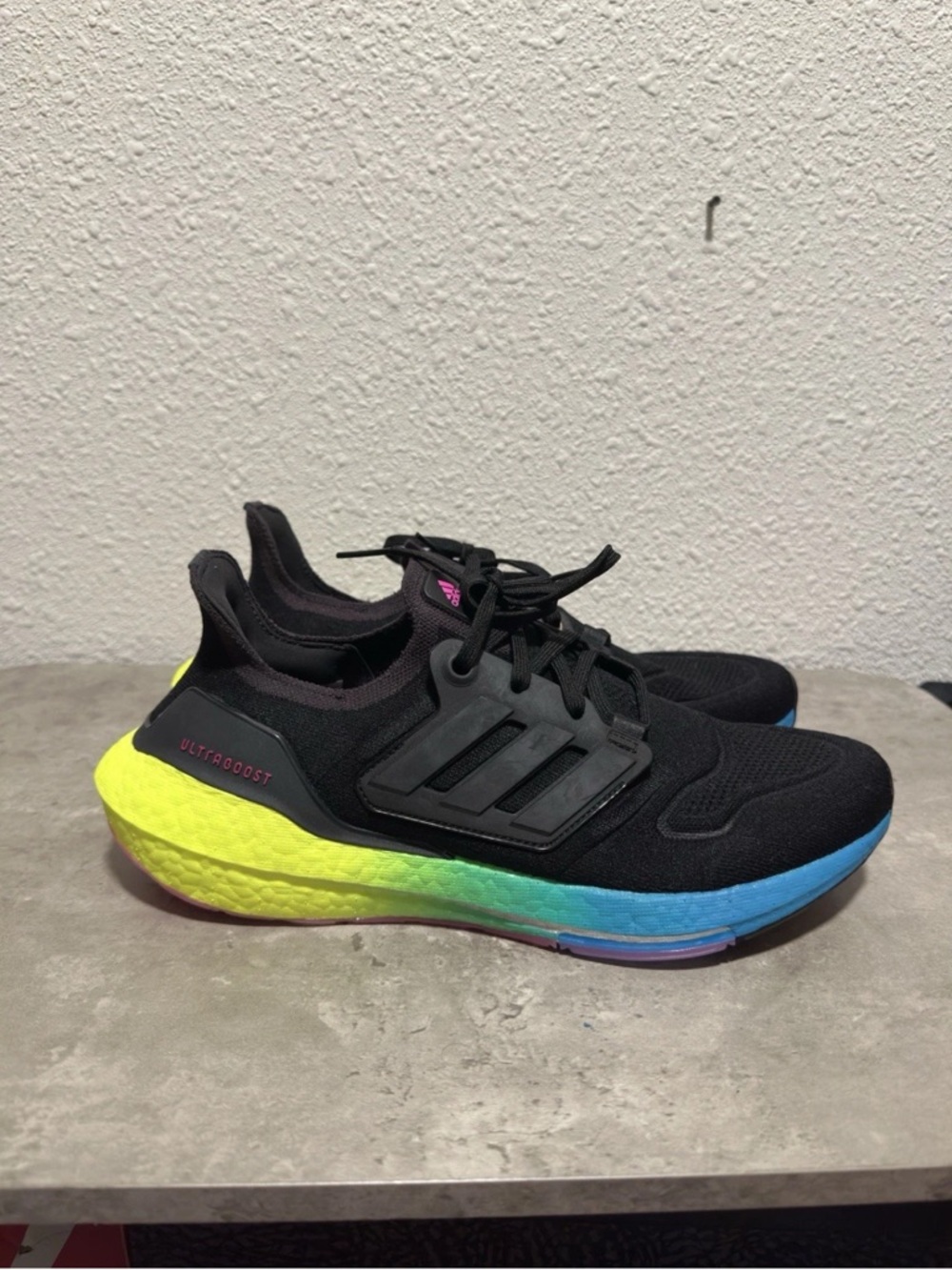 Men's Adidas UltraBoost 22 Running Shoes Black / Blue / Yellow Sz 9.5 GV8829
